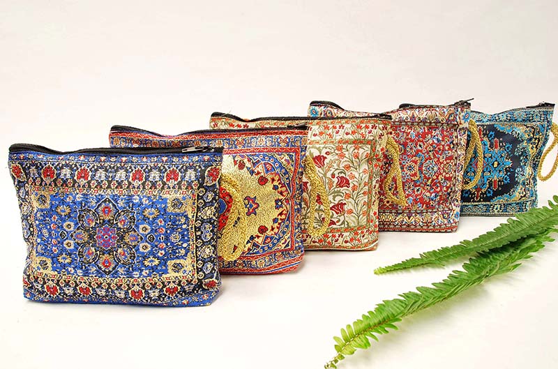 BOLSO MAKE UP BORDAD ORO 15X13